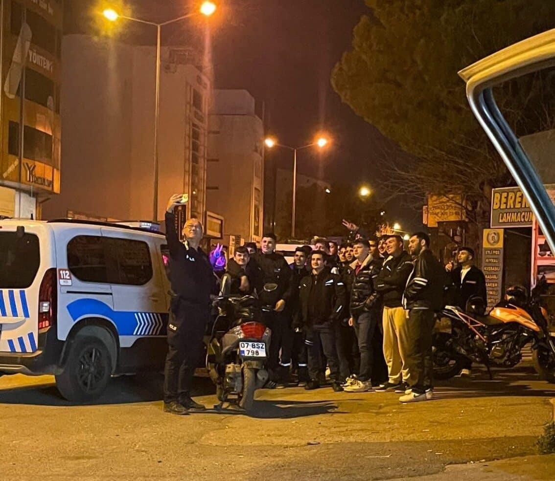 Antalya'da gürültü ihbarı üzerine giden polis, motosikletli gençlere yeni yasalar
