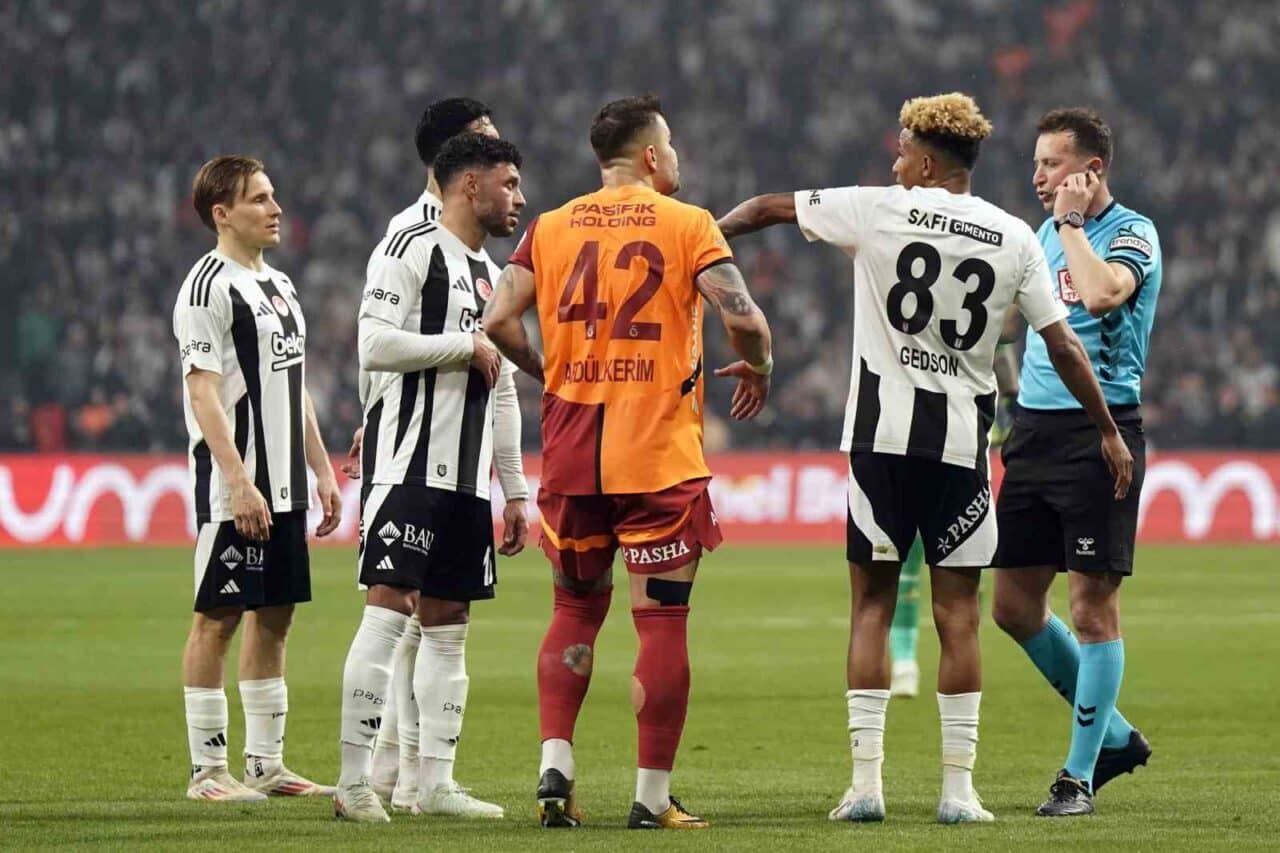 Galatasaraylı futbolcu Przemyslaw Frankowski, Beşiktaş'a karşı oynanan derbide 36. dakikada