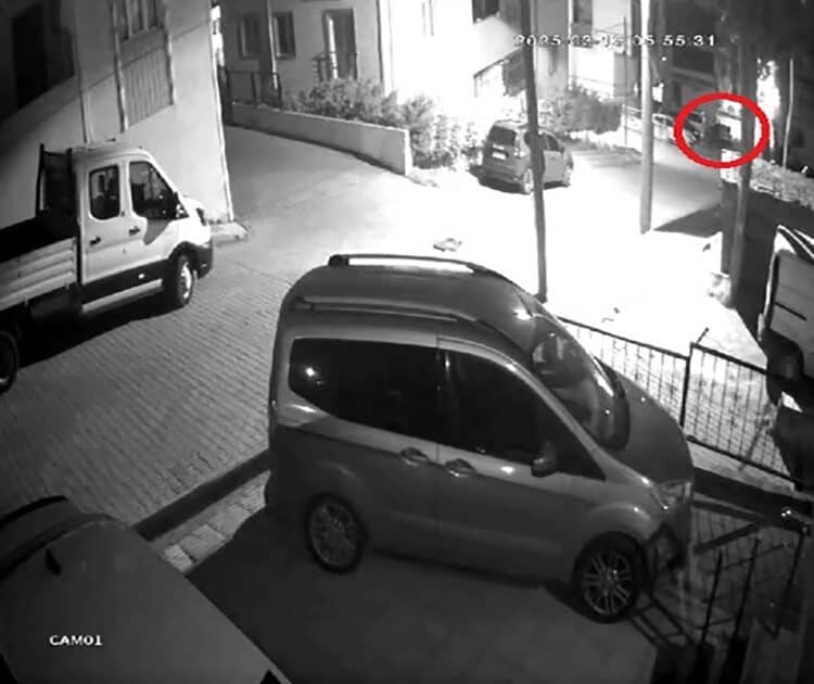 Kocaeli'nin Gebze ilçesinde 26 yaşındaki Bayram Zunluoğlu, motosiklet kasklı iki