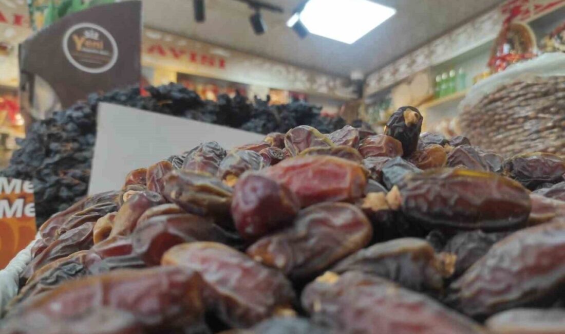 Ramazan’da Malatya Tezgahlarında Farklı Hurma Çeşitleri Nefes Kesiyor, Fiyatlar 70 ile 600 TL Arasında Değişiyor! Ramazan'ın gelmesiyle Malatya'da hurma çeşitleri pazara sunuldu. Nurettin Özdemir, fiyatların