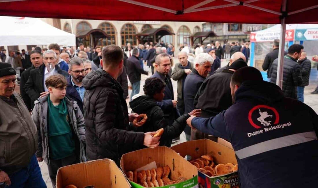 Düzce Belediyesi’nden Ramazan Bayramı’nda Vatandaşlara İkram Dolu Etkinlikler Düzce Belediyesi, Ramazan Bayramı'nda Merkez Büyük Cami önünde simit, poğaça