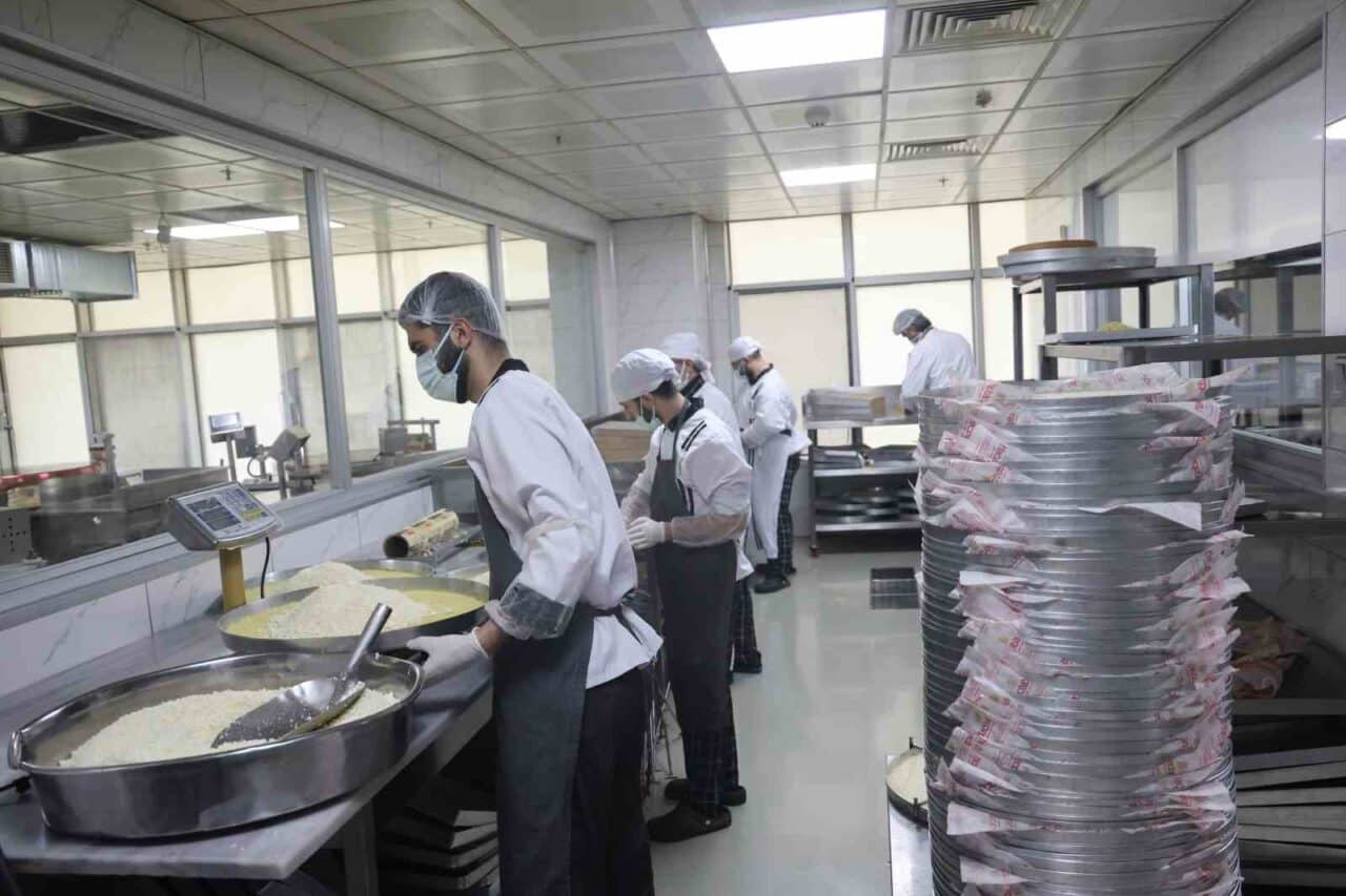 Diyarbakır’da tatlıcılar, Ramazan Bayramı öncesi siparişleri yetiştirmek için üç vardiya