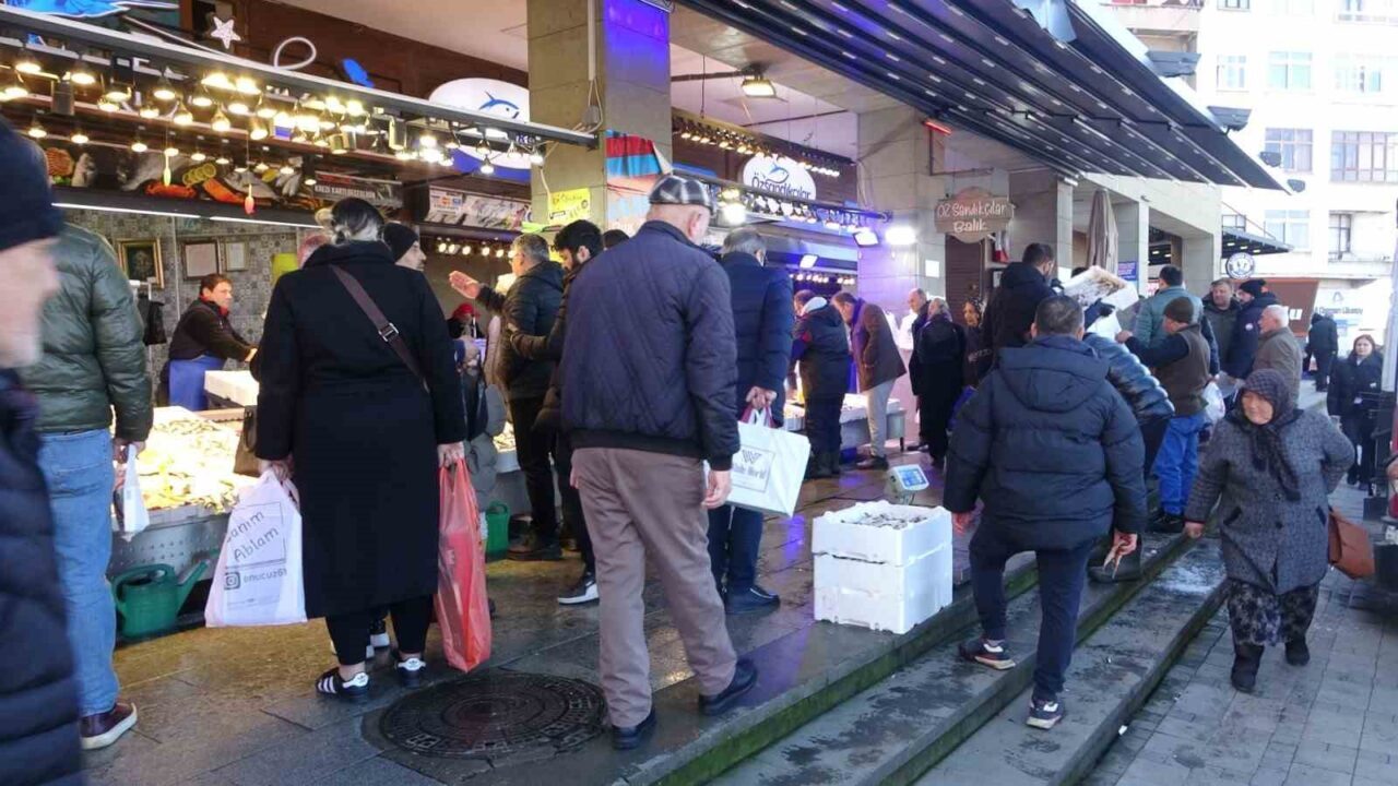 Trabzon Balık Hali, Ramazan ayında yoğun talep görüyor. Balıkçı Ahmet