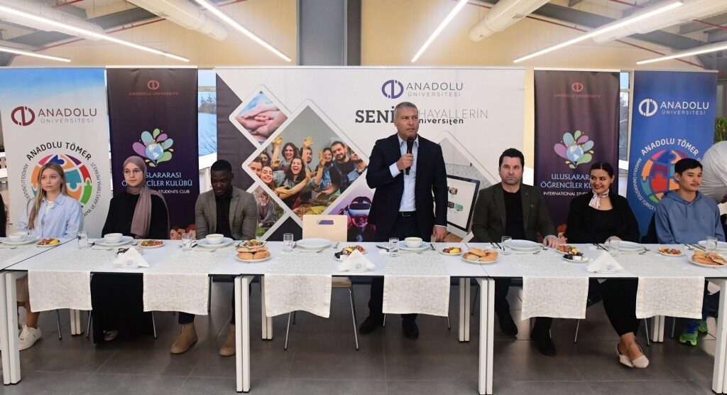 Anadolu Üniversitesi Rektörü, Uluslararası Öğrencilerle Birlikte İftar Sofrasında Buluştu Anadolu Üniversitesi Rektörü Prof. Dr. Yusuf Adıgüzel, 500 uluslararası öğrenciyle