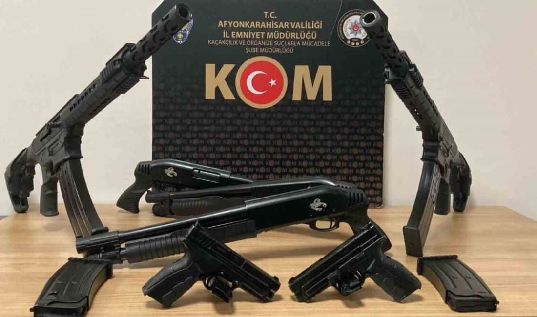 Afyonkarahisar’da Durduğu Araçta 7 Ruhsatsız Silahla Yakalanan 2 Kişiden Biri Tutuklandı Afyonkarahisar'ın Bolvadin ilçesinde, polis yol uygulamasında durdurduğu araçta 7 ruhsatsız