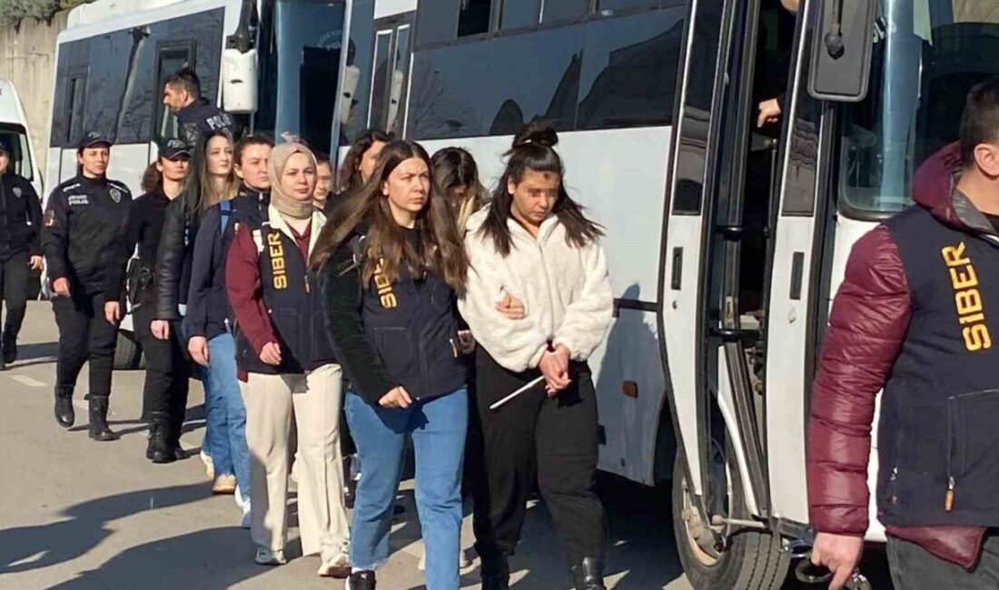 Sapanca’da Sahte Bungalov İlanlarıyla 120 Milyon Dolandıran 30 Kişiden 22’si Tutuklandı Sapanca'da sahte bungalov kiralama ilanlarıyla 120 milyon TL dolandırıcılık yapan
