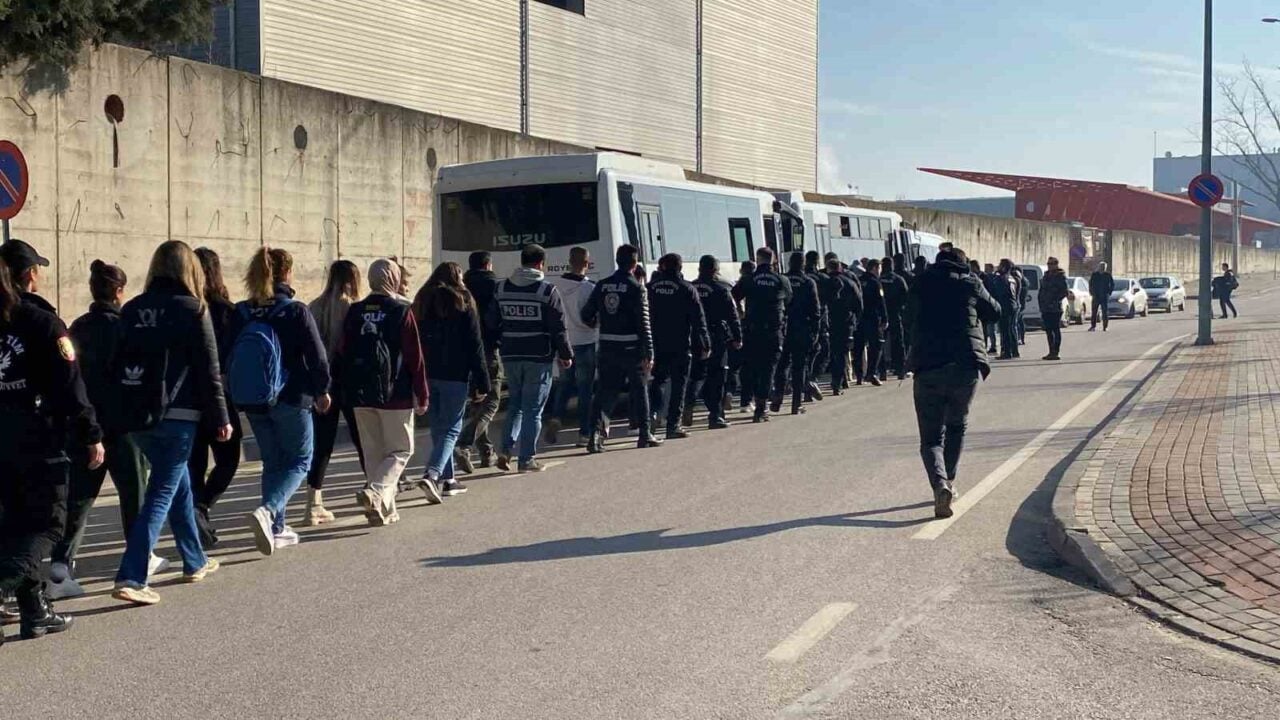 Kocaeli polisi, Sapanca'da sahte bungalov kiralama ilanlarıyla 120 milyon dolandıran