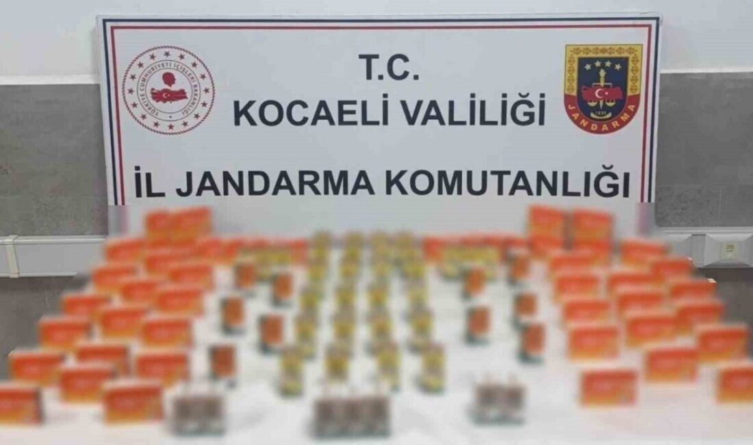 Kocaeli’de gerçekleştirilen operasyonlarda sahte ilaçlar ve taraftar formaları ele geçirildi Kocaeli'nin İzmit ve Körfez ilçelerinde gerçekleştirilen operasyonlarda, jandarma ekipleri 800