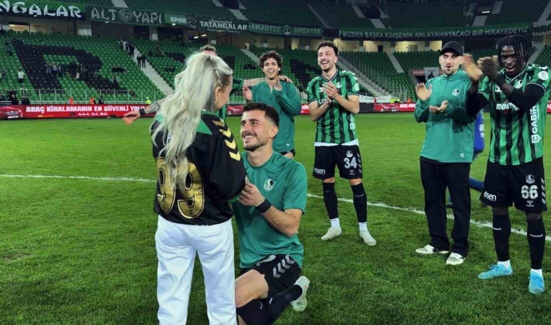 Sakaryasporlu Alpaslan Demir, Yeni Malatyaspor maçında kız arkadaşına evlenme teklif etti. Sakaryasporlu Alpaslan Demir, Yeni Malatyaspor karşısında 5-0 kazanılan maçın ardından