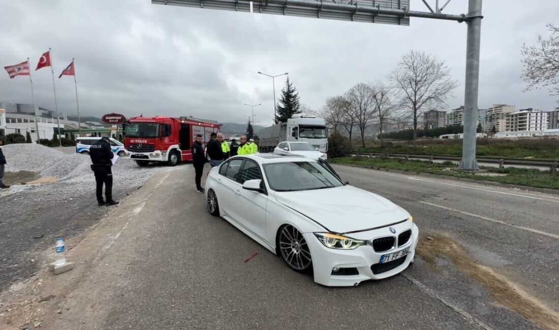 Samsun’da İki Araç Çarpıştı, İki Kişi Yaralandı Samsun'da 2 otomobilin çarpıştığı kazada 2 kişi yaralandı. Kerem Sekmen'in