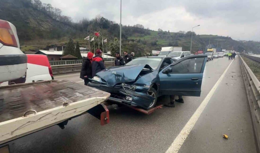 Samsun’da Dört Araçlı Zincirleme Kaza: İki Yaralı Samsun'un Tekkeköy ilçesinde, 4 araçla meydana gelen zincirleme trafik kazasında