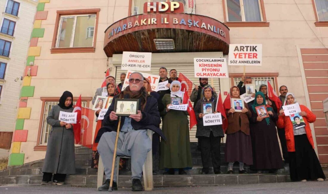 Diyarbakır’da Evlat Nöbetine 381. Aile Katıldı, Kayıp Oğul İçin Umutlar Devam Ediyor Diyarbakır’daki evlat nöbetine katılan ailelerin sayısı 381’e ulaştı. 2019'dan beri