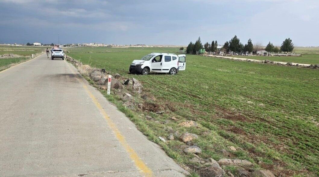 Şanlıurfa’da hafif ticari aracın şarampole devrilmesi sonucu bir kişi yaşamını yitirdi, iki kişi yaralandı. Şanlıurfa'nın Siverek ilçesinde, Abdulkadir Suncak'ın kullandığı hafif ticari aracın şarampole