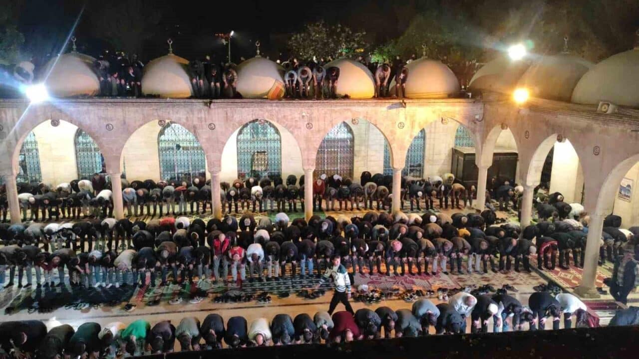 Şanlıurfa'da Kadir Gecesi'nde Balıklıgöl yerleşkesindeki camileri dolduran vatandaşlar, akşam namazı