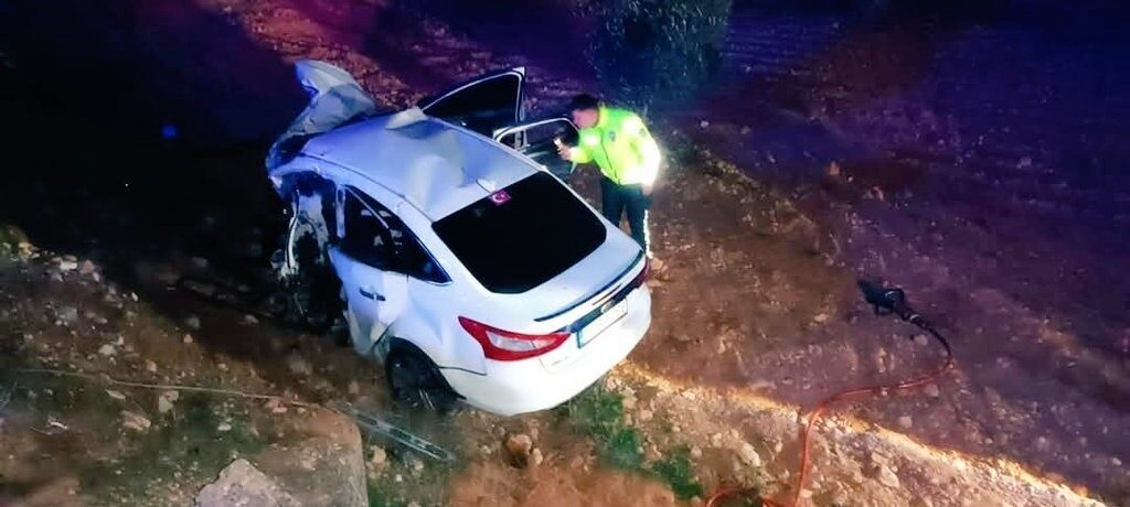 Suruç’ta İki Araç Çarpıştı: 4 Kişi Hayatını Kaybetti Şanlıurfa’nın Suruç ilçesinde meydana gelen trafik kazasında iki otomobilin çarpışması