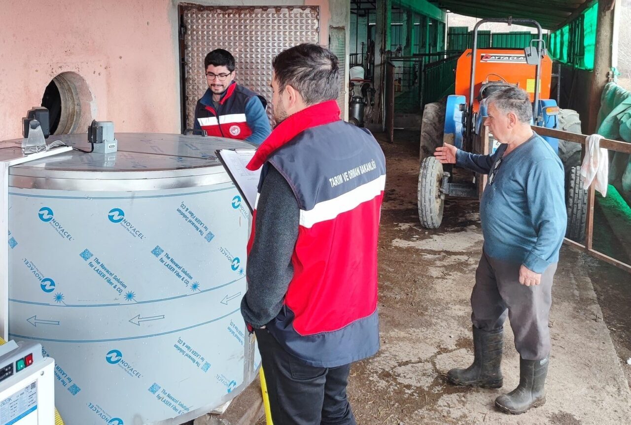 Şaphane'deki bir hayvancılık işletmesine kurulan süt sağım sistemi ve soğutma