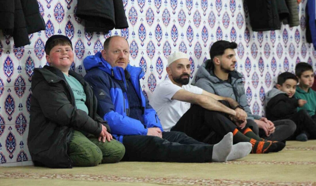 Sarıkamış’ta Kadir Gecesi İle Camiye Akın Eden Vatandaşlar Dua Etti Kars’ın Sarıkamış ilçesinde Kadir Gecesi nedeniyle camiler doldu taştı. Aileleriyle