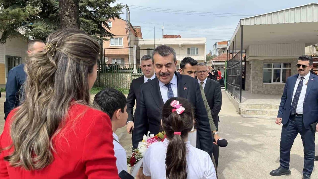 Bursa'da Şehit Göksu Şafak Şahin İlkokulu öğrencisi Beril Küçükkaya, sınıf