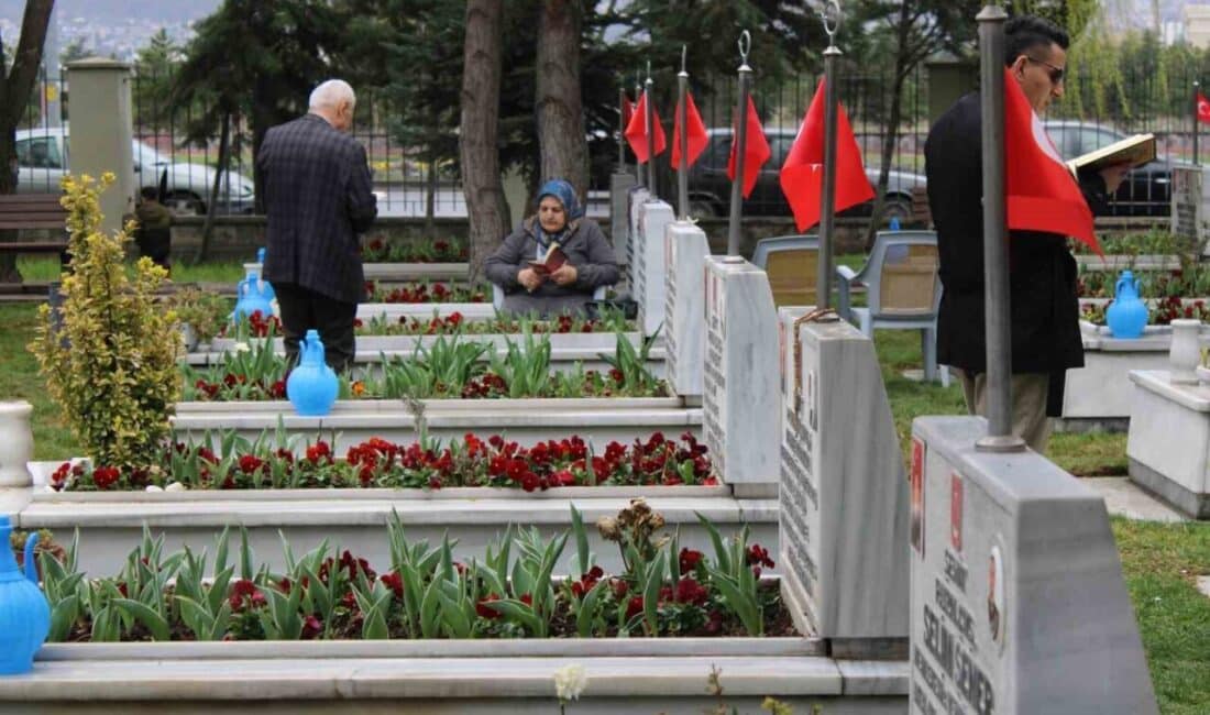 Kayseri’de Ramazan Bayramı’nın ilk gününde şehit yakınları, Kartal Şehitliği’nde dualarla anma etkinliği düzenledi. Ramazan Bayramı'nın ilk günü Kayseri'de şehit yakınları, Kartal Şehitliği'nde buluşarak