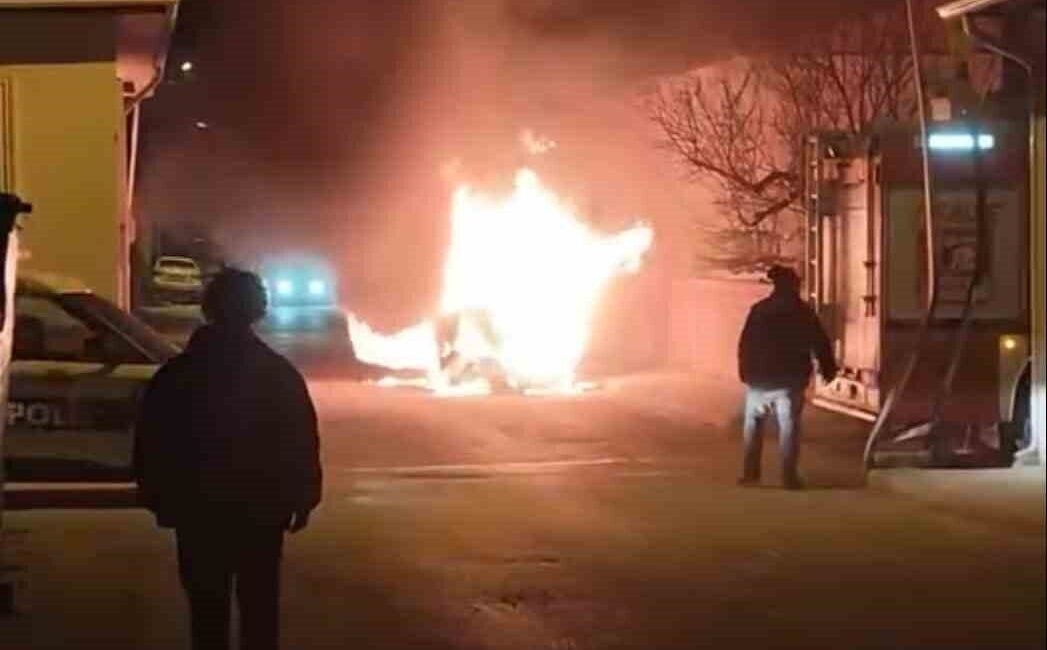 Eskişehir’de Seyir Halindeki Araçta Yangın Çıktı, İtfaiye Ekipleri Hızla Müdahale Etti Eskişehir'de Yeşiltepe Mahallesi'nde seyir halindeki bir otomobil aniden yanmaya başladı.