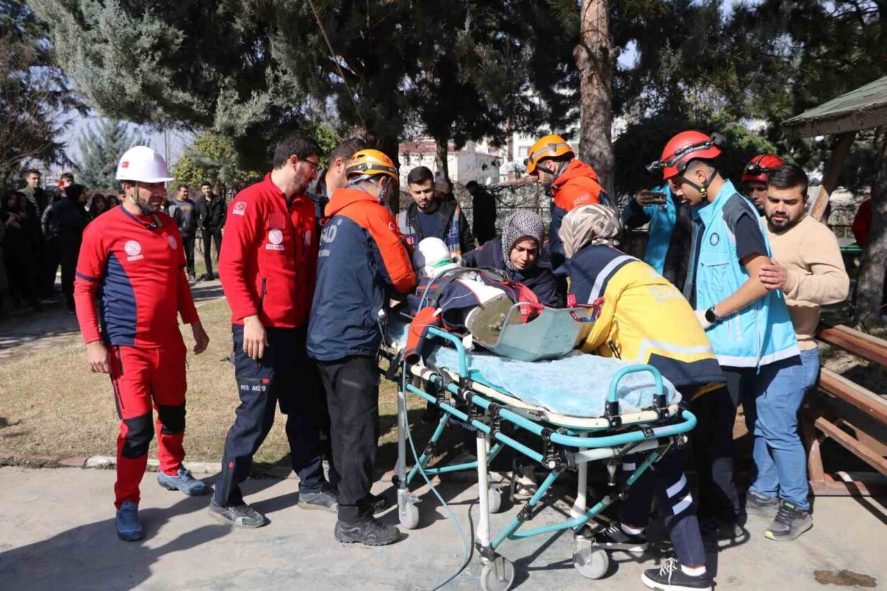 Siirt'te 01-07 Mart Deprem Haftası kapsamında Selami Değer Anadolu Lisesi'nde,