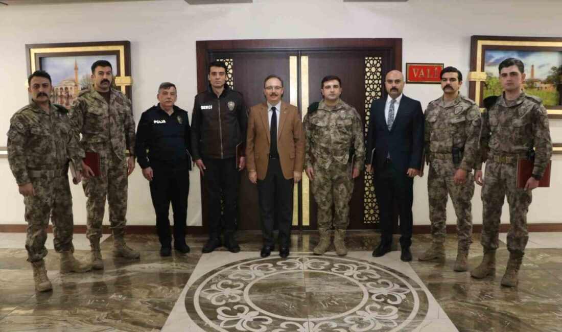 Siirt Valisi’nden Kayıp Genç Kız ve Yangın Müdahalesi İçin Polis Ekiplerine Ödül Siirt Valisi Kemal Kızılkaya, kaybolan bir kızı bulan ve Kurtalan'daki