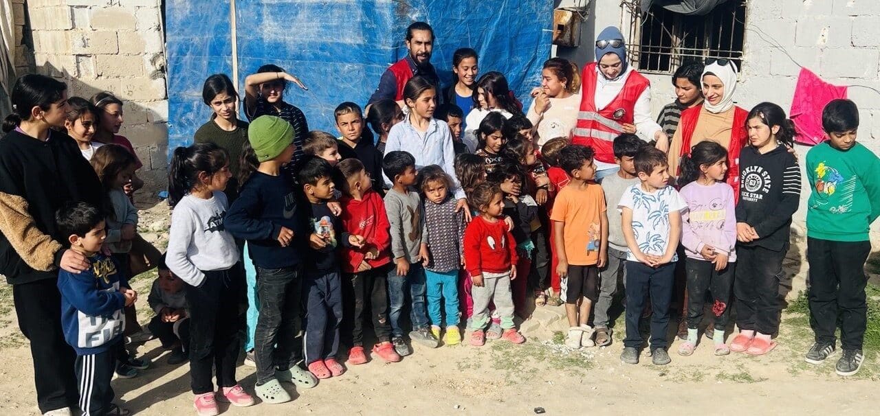 Şanlıurfa'nın Ceylanpınar ilçesinde, "Çocuklar mutlu olsun yeter" ekibi, 500 ihtiyaç