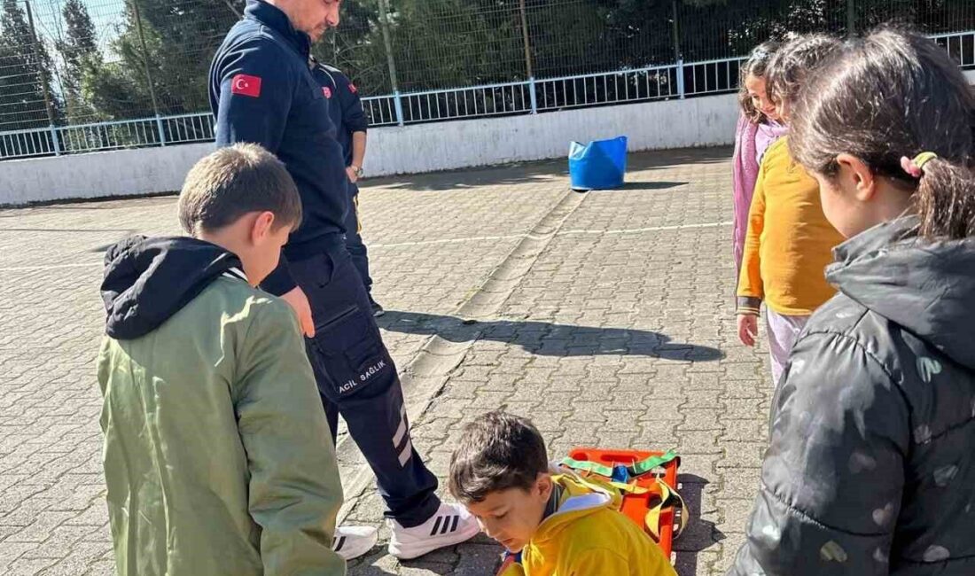 Sinop’ta Öğrencilere Acil Sağlık Hizmetleri Hakkında Bilgilendirme Yapıldı Sinop Atatürk İlkokulu’nda 112 Acil Sağlık Hizmetleri Birimi, öğrencilere ambulans