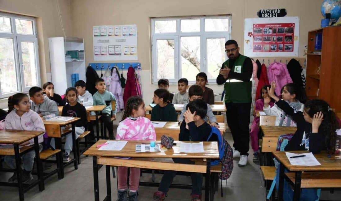 Beytüşşebap’ta Öğrencilere Teknoloji Bağımlılığı Eğitimi Verildi ve Mont Dağıtıldı Şırnak'ın Beytüşşebap ilçesinde, öğrenciler teknoloji bağımlılığı konusunda bilgilendirildi. Eğitimlerin ardından