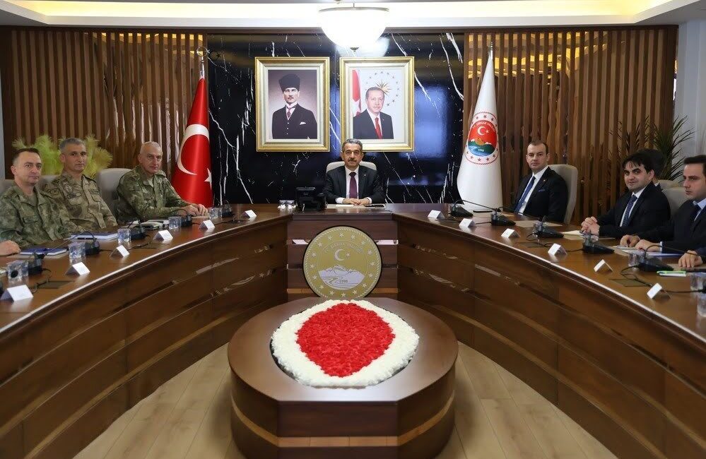 Şırnak’ta Asayiş Koordinasyon Toplantısı Vali Ekici’nin Başkanlığında Gerçekleştirildi Şırnak'ta Valilik toplantı salonunda Birol Ekici başkanlığında düzenlenen İl Güvenlik