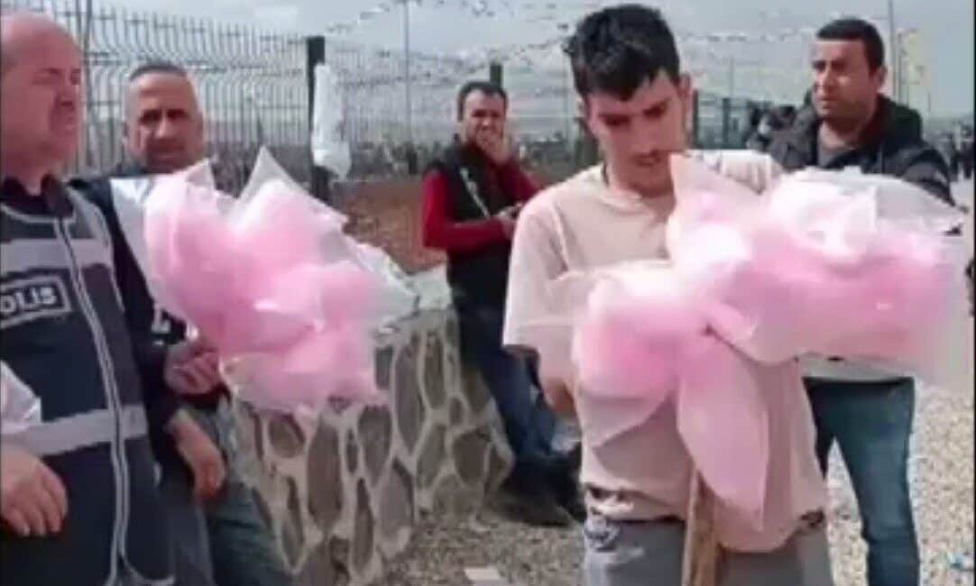 Cizre’de Polislerden Nevruz Bayramı Kutlamasında Çocuklara Pamuk Şeker İkramı Cizre'de Nevruz Bayramı kutlamalarında polis memurları, çocuklara pamuk şeker dağıtarak