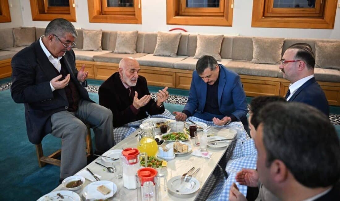 Erzurum’da Ramazan Ayı’nın Son İftarı Alvarlı Efe Hazretleri Vakfı’nda Gerçekleştirildi Erzurum Valisi Mustafa Çiftçi, Ramazan'ın son iftarını Atatürk Üniversitesi Rektörü