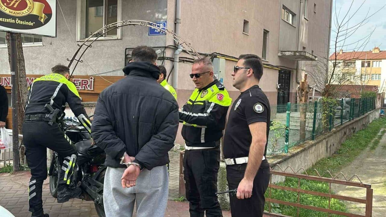 Bolu'da tehlikeli motosiklet kullanarak sosyal medyada paylaşım yapan D.M.K. ve