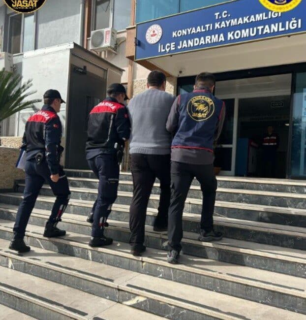 Sahte kimlik kullanan suç örgütü lideri M.Z. Antalya’da yakalandı, 11 yıl 2 ay hapis cezasıyla cezaevine gönderildi. Antalya'da 11 yıl 2 ay hapis cezası bulunan suç örgütü