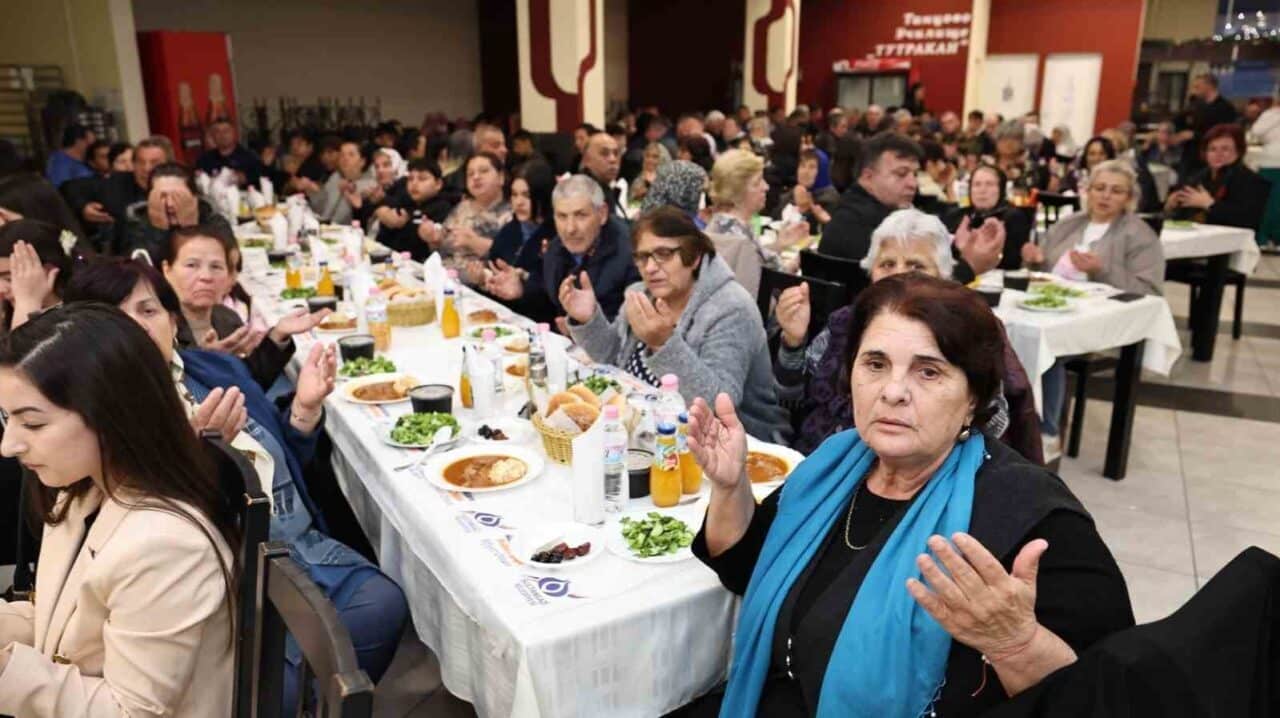 Sultangazi Belediyesi, Ramazan boyunca Balkanlar'da iftar sofraları kurarak yüzlerce Türk