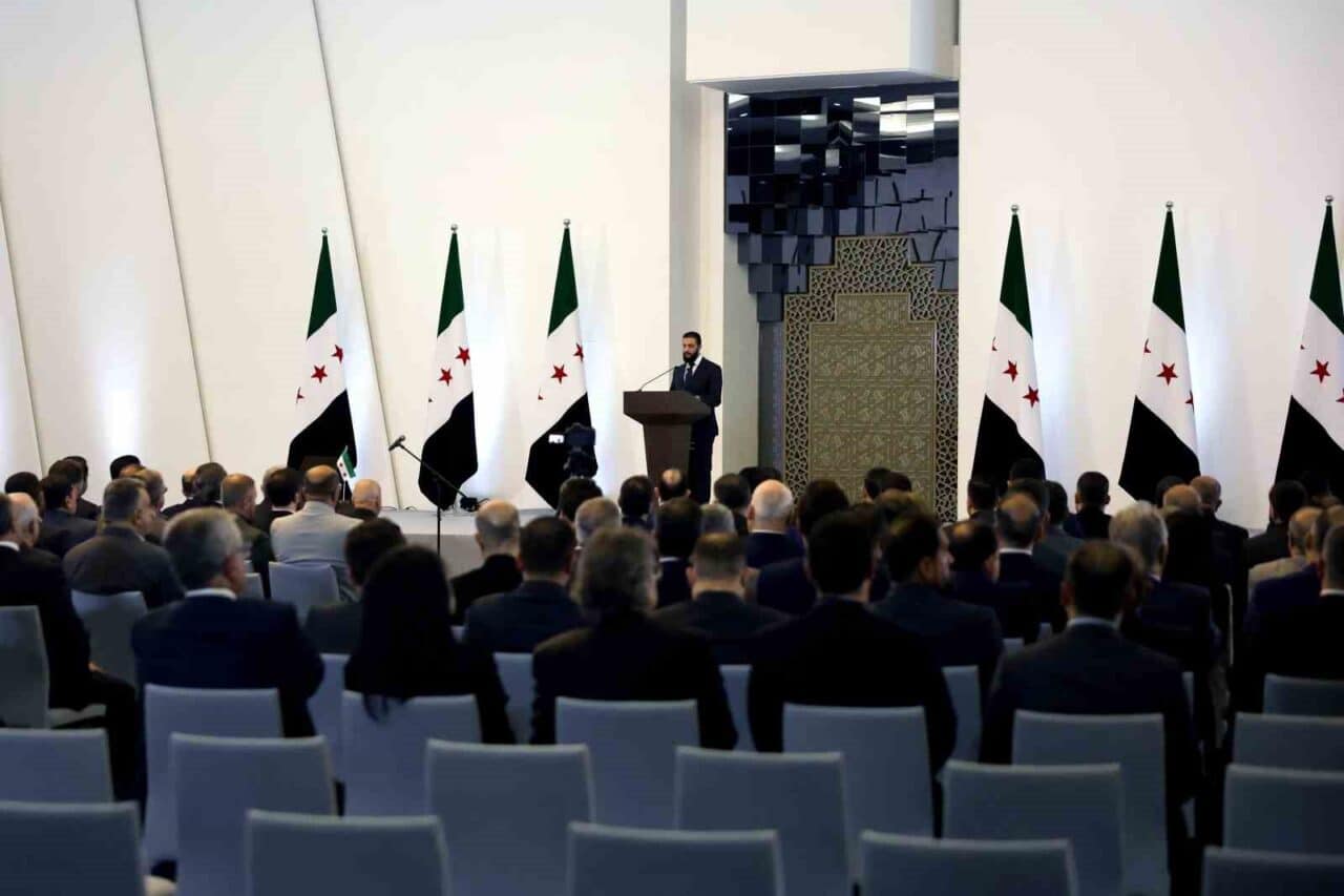 Suriye Devlet Başkanı Ahmed eş-Şara, devrim sonrası kurulan geçiş hükümetinde