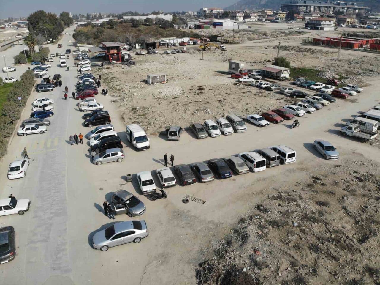 Hatay'da yaşayan Suriyeliler, bayram için ülkelerine dönmek üzere araçlarını satmak