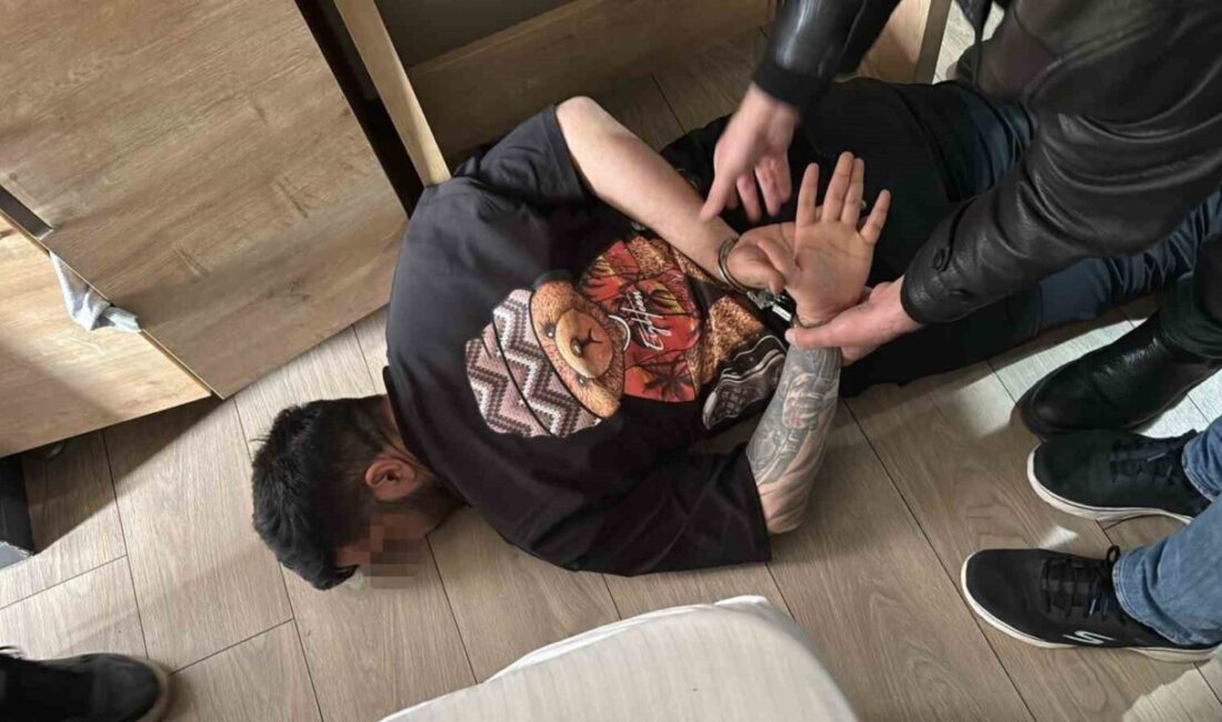İzmir'de bir taksi şoförü Tayfun Özişçiler'i silah zoruyla gasp eden