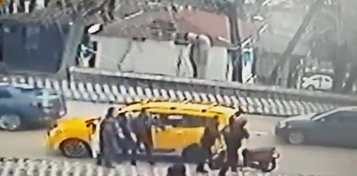 Bursa'nın Osmangazi ilçesinde, bir taksi sürücüsü ile motosikletli arasındaki yol