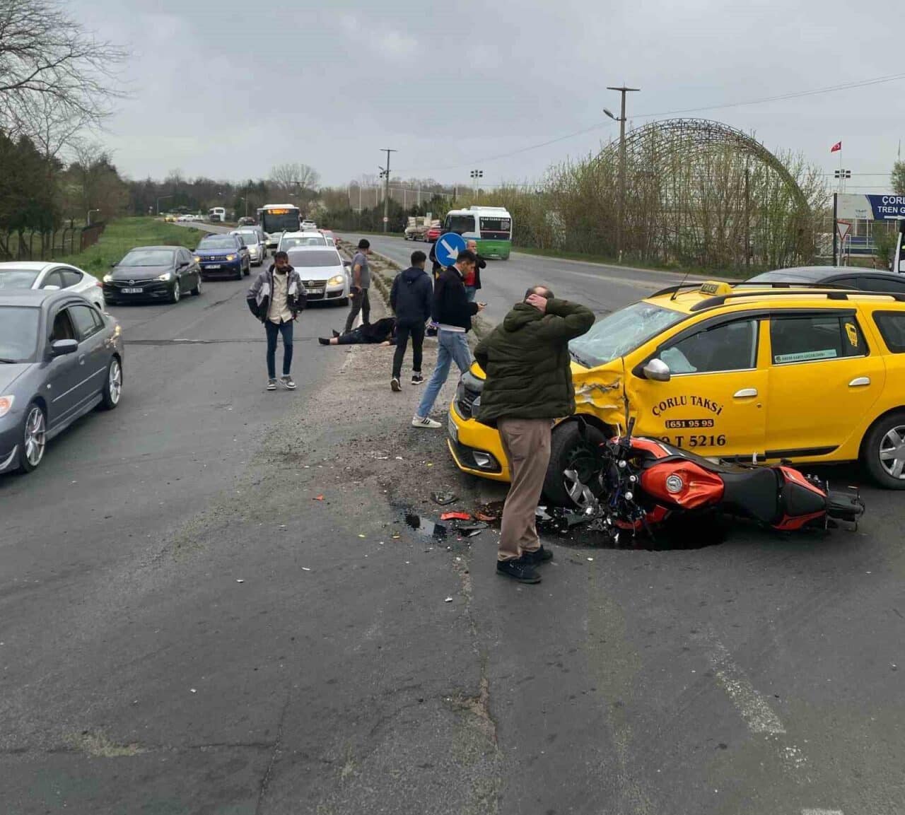 Tekirdağ Çorlu’da, yol ayrımında dönüş yapan ticari taksiyle çarpışan motosiklet