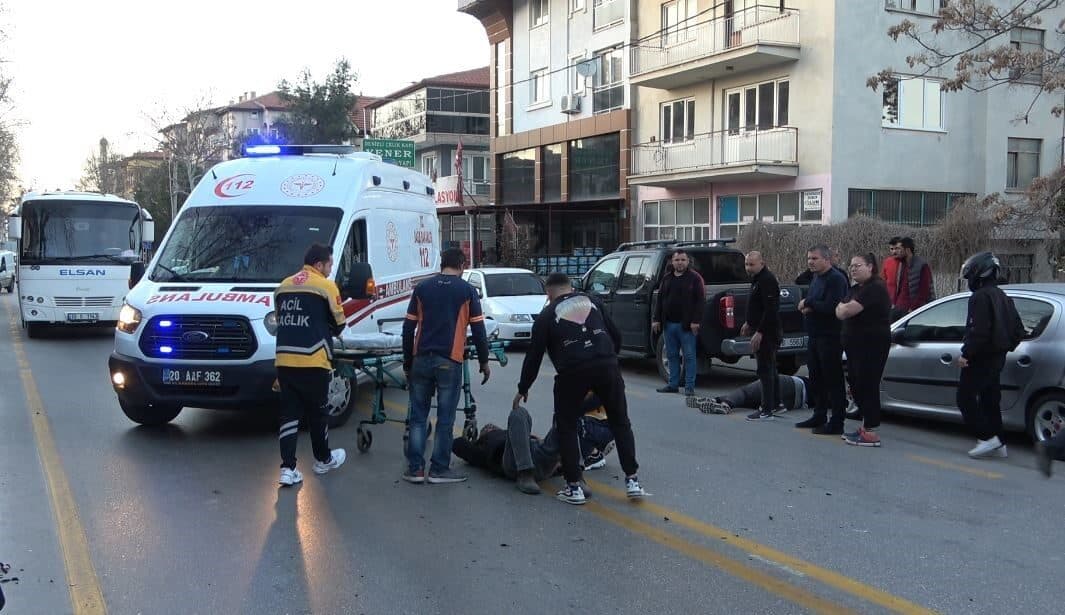 Denizli'nin Pamukkale ilçesinde bir motosikletin tamirhaneye girmek için manevra yaparken