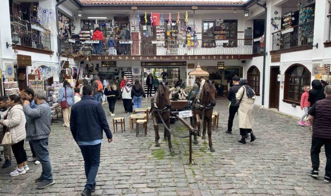 Ramazan Bayramı’nda Eskişehir’de Tarihi Odunpazarı Evleri’nde Turist Yoğunluğu Artış Gösterdi Ramazan Bayramı’nda Eskişehir, yerli turistlerin akınına uğradı. Tarihi Odunpazarı Evleri