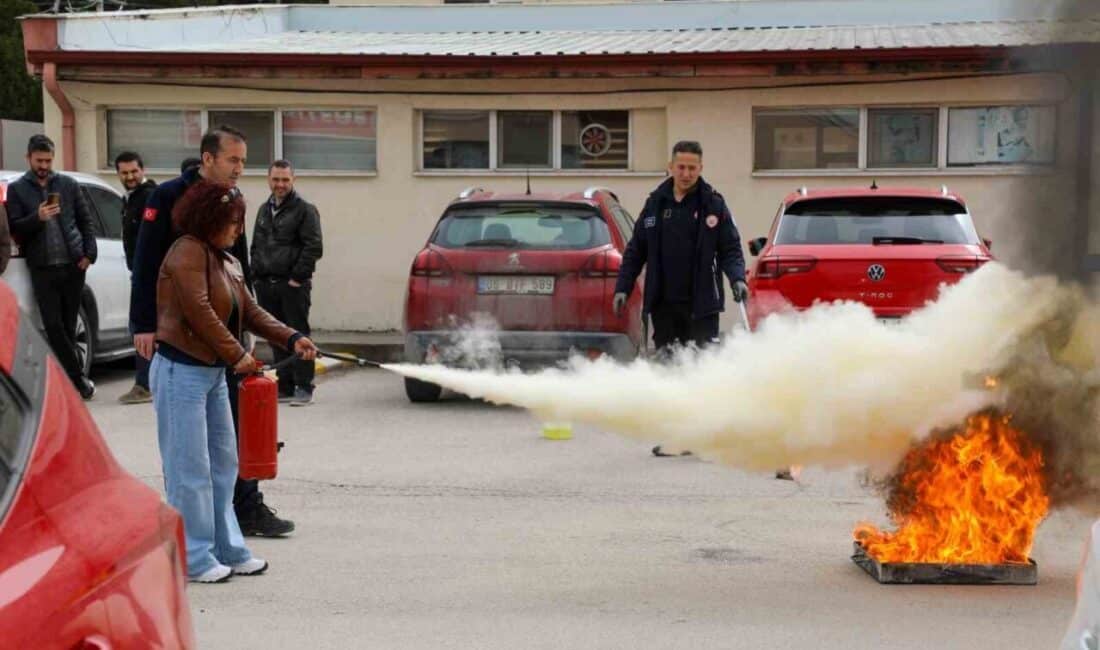 Eskişehir’de Tarım ve Orman Personeline Yangın Eğitimi ve Tatbikatı Gerçekleştirildi Eskişehir İl Tarım ve Orman Müdürlüğü, personeline yangın güvenliği konusunda