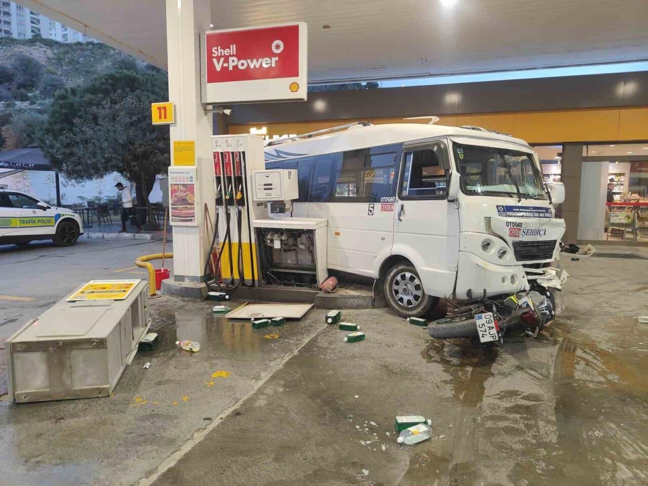 Kuşadası'nda alkollü minibüs şoförü K.L. (32), kavgaya karıştıktan sonra aracını
