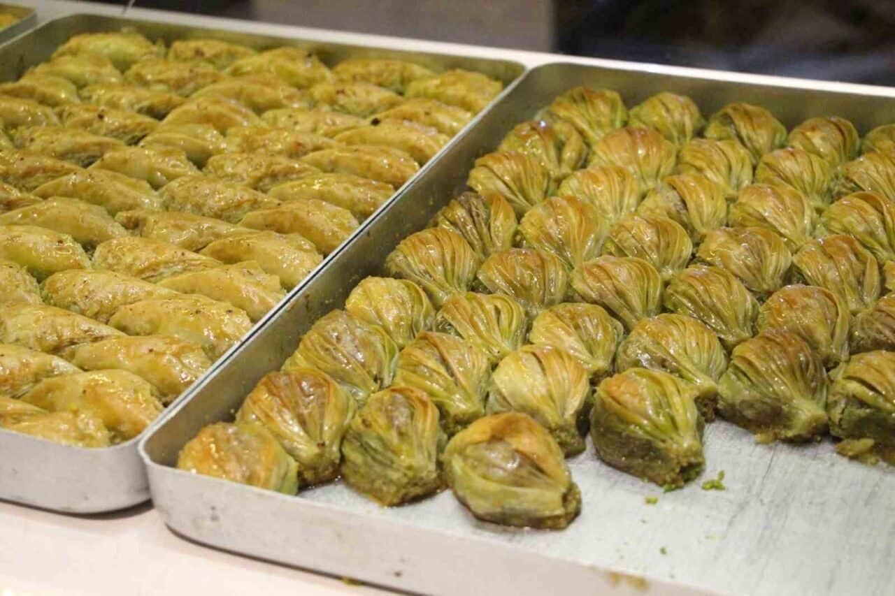 Bolu'da Ramazan süresince tatlıcılar, iftar sonrası yoğun ilgi görüyor. Müslüm