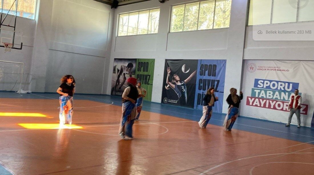 Tavşanlı Çınar Spor Kulübü, 8 Mart Dünya Kadınlar Günü için gerçekleştirilen etkinlikle büyük takdir topladı. Kütahya'nın Tavşanlı ilçesindeki Tavşanlı Çınar Spor Kulübü, 8 Mart Dünya
