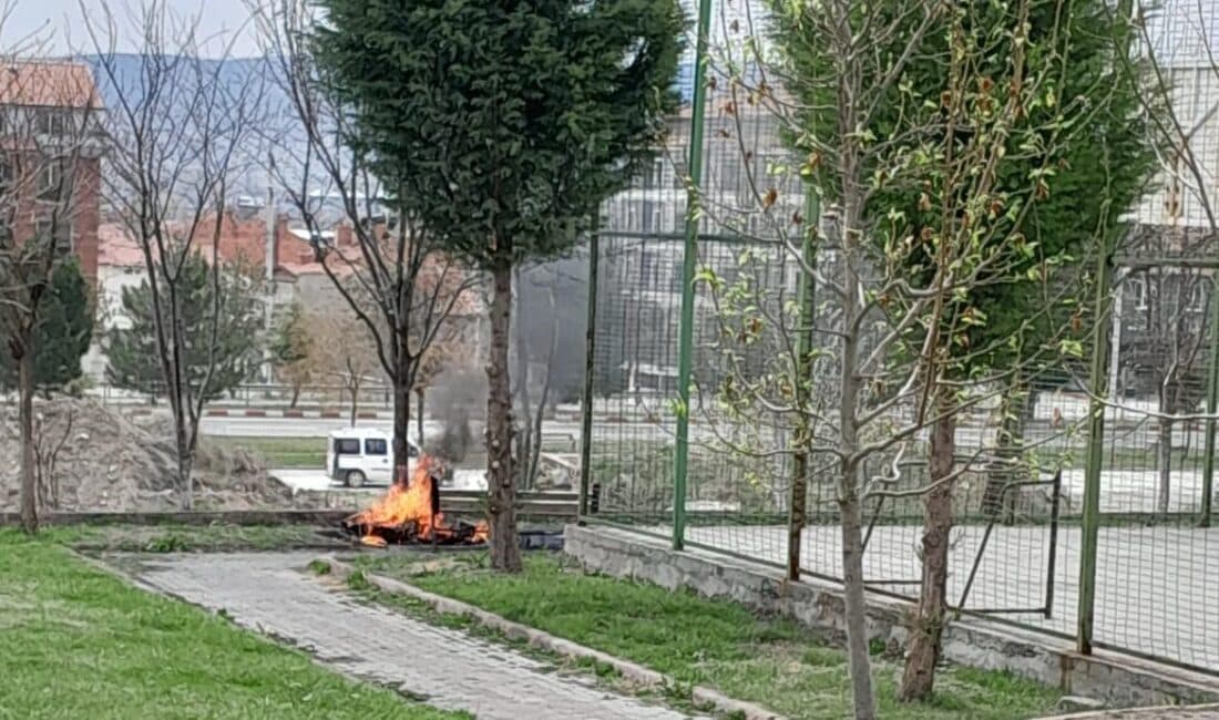 Tavşanlı’da Çocukların Yakması Muhtemel Oto Lastikler İtfaiye Tarafından Hızla Söndürüldü Kütahya'nın Tavşanlı ilçesinde Hanımçeşme Mahallesi'nde çocuklar tarafından yakıldığı öne sürülen