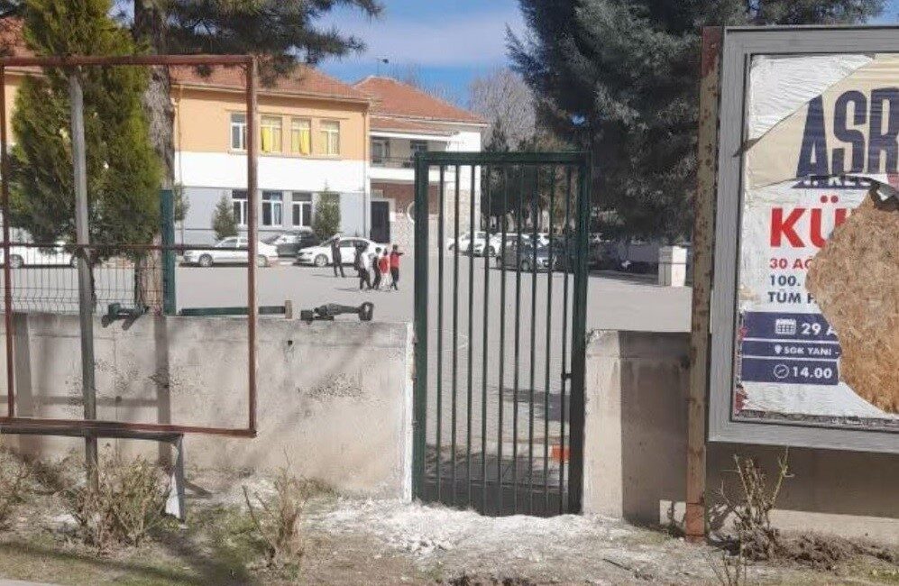 Tavşanlı’daki Semt Pazarına Ulaşım Kolaylaştı, Yeni Düzenleme Hayata Geçirildi Kütahya'nın Tavşanlı ilçesindeki semt pazarında, otopark erişimini kolaylaştırmak için yeni