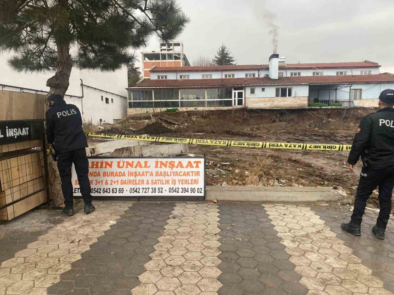 Emirdağ'da bir inşaatın, çevresindeki binalara kayma ve göçme riski oluşturması