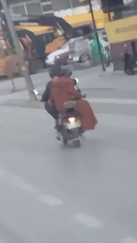 Bursa'nın Yıldırım ilçesinde, motosiklete 4 kişi binen bir ailenin tehlikeli